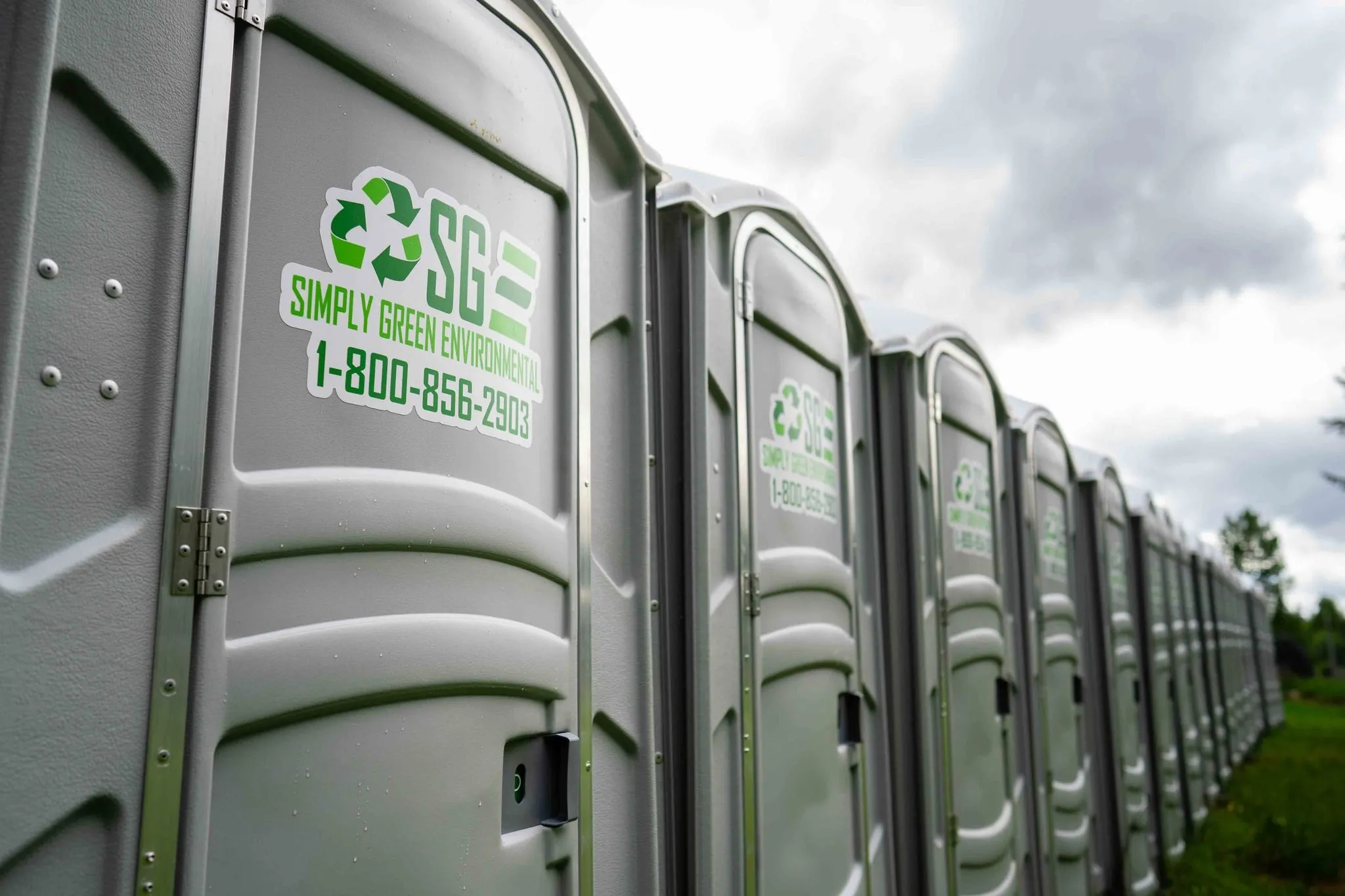 Portable toilet fleet with BLE tracking sensors and GPS-enabled service truck for automated asset location monitoring